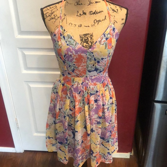 Backless floral dress - Picture 3 of 4